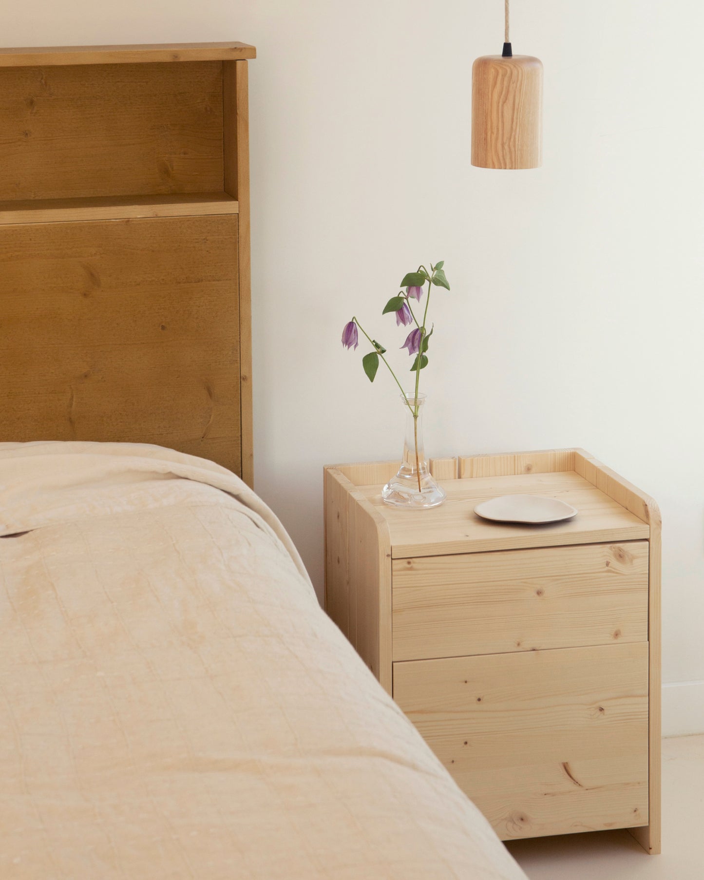 Mesita de noche con dos cajones Carole