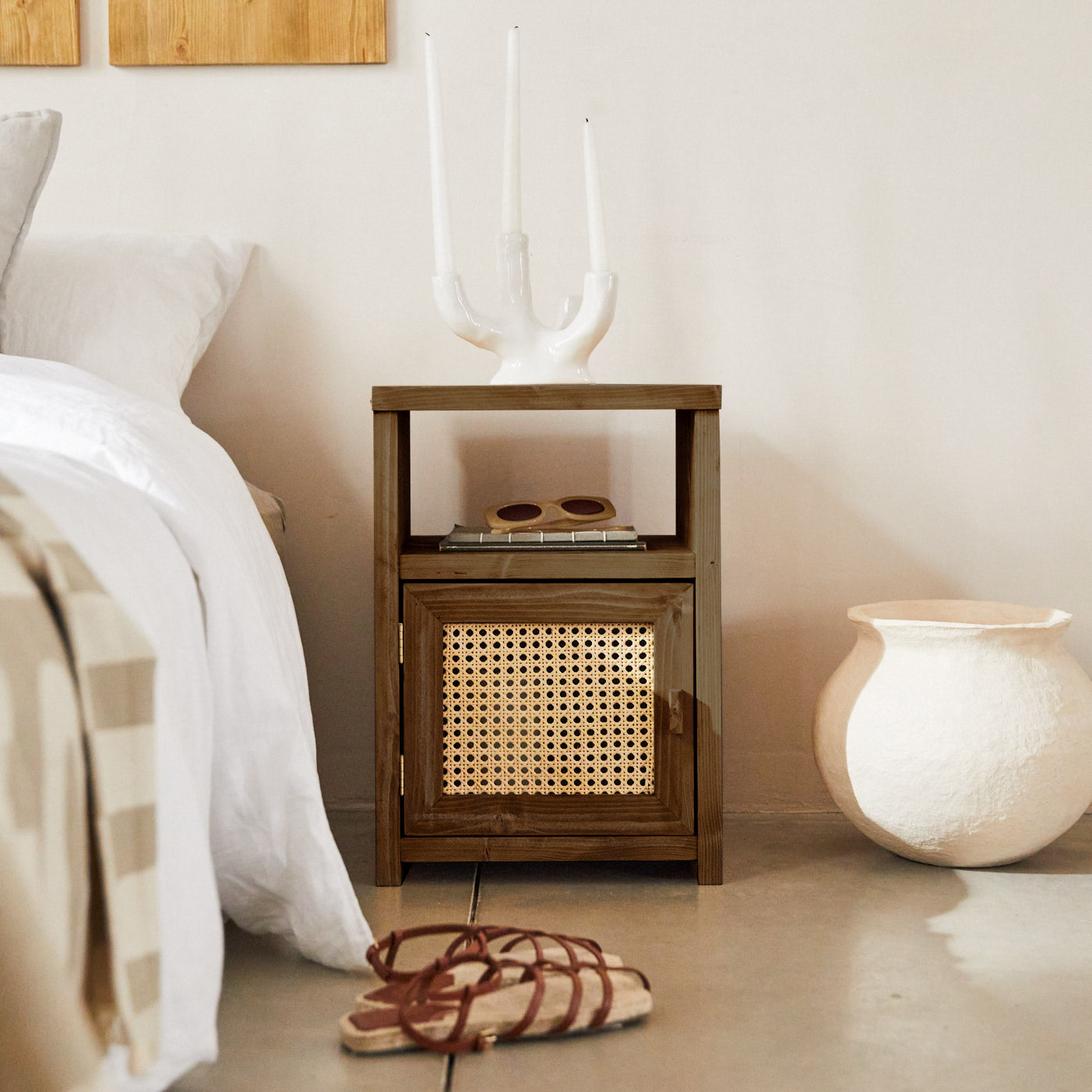 Mesita de noche con puerta Haydé